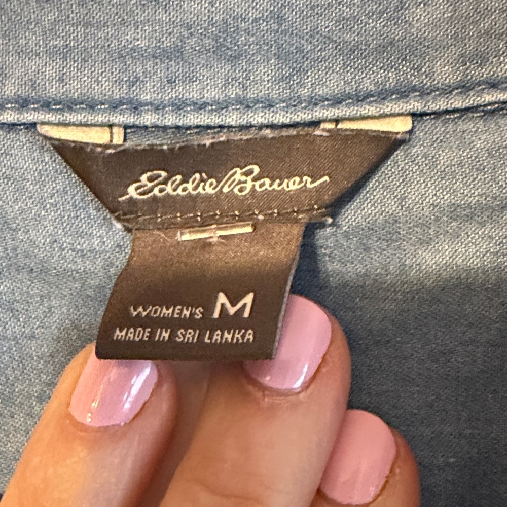 Eddie Bauer Women's short sleeve Blue Button Down Shirt. Med. EUC. - Picture 4 of 6